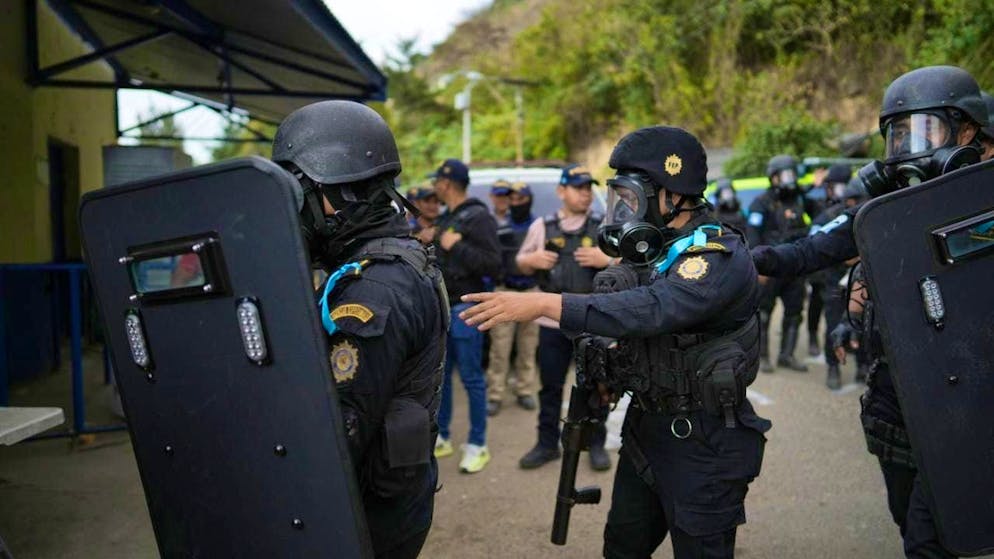 Security forces enter the Preventivo Zona 18 prison to free the guards taken hostage and regain control of the facility. Photo: Emmanuel Andres/AP/dpa