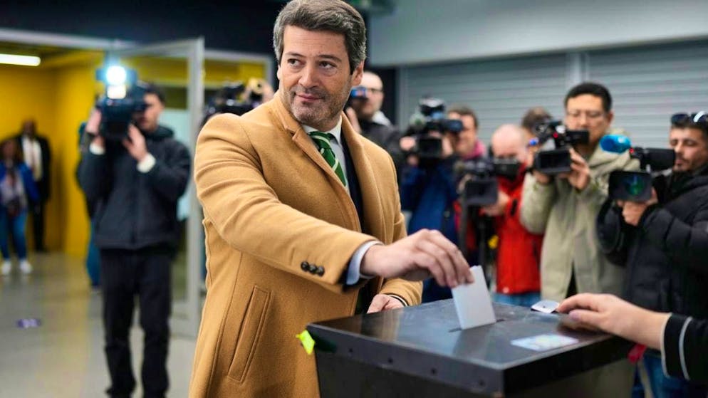 dpatopbilder - Presidential candidate Andre Ventura from the populist Chega party poses for the cameras at a polling station as he casts his vote in the Portuguese presidential election. Photo: Armando Franca/AP/dpa