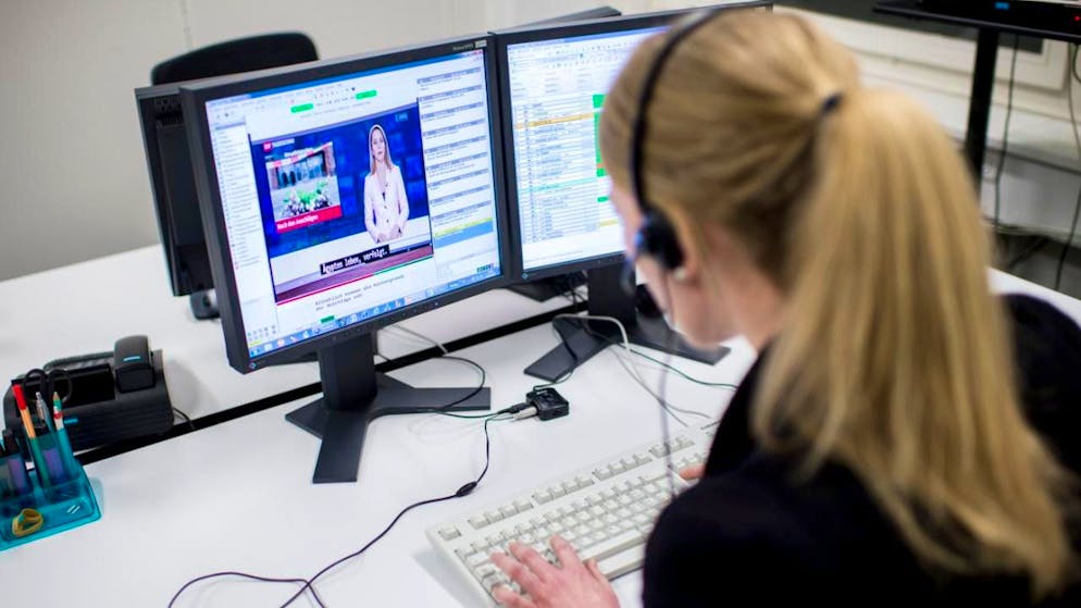 Eine Mitarbeiterin der SRG kommentiert eine Ausgabe der SRF Tagesschau für Blinde und Sehbehinderte. (Archivbild)