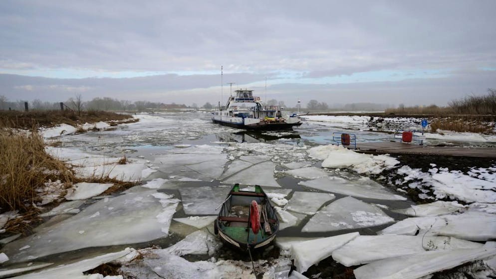 Des blocs de glace géants donnent un aspect quasi arctique à l'Elbe, à 50 kilomètres en amont de Hambourg.