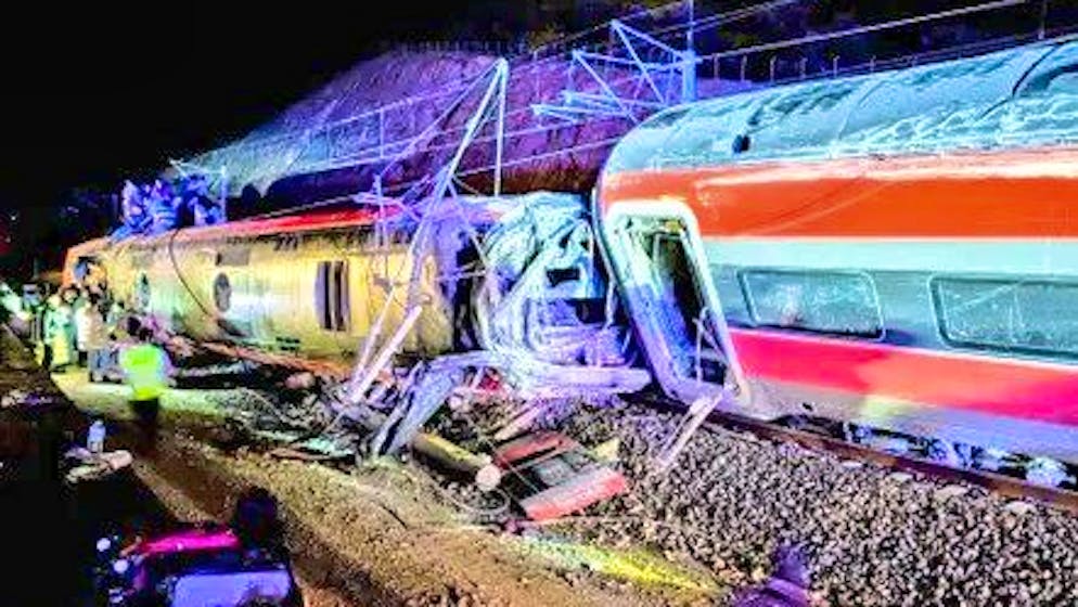 Dozens dead. Pictures and videos show train crash in Spain