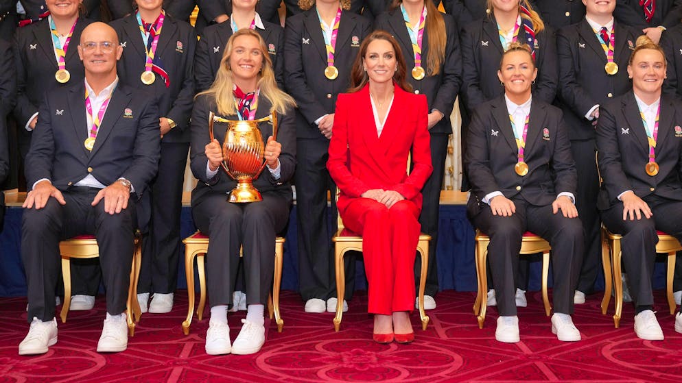 La doppia vita dei reali. Kate accoglie le campionesse del mondo, William si sporca le mani in fattoria