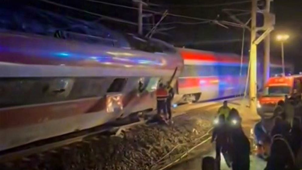 Mindestens 21 Tote bei Zugunglück in Spanien - Gallery. In einem auf X geposteten Bild ist der entgleiste Zug zu sehen. (18. Januar 2026) 