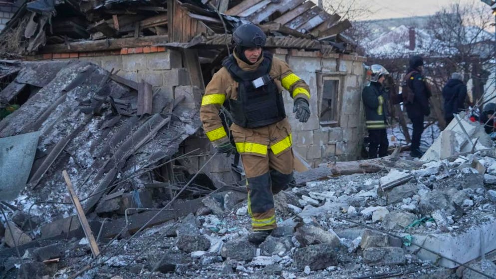 dpatopbilder - Ein Einsatzleiter inspiziert den Ort eines russischen Luftangriffs in Charkiw. Foto: Andrii Marienko/AP/dpa