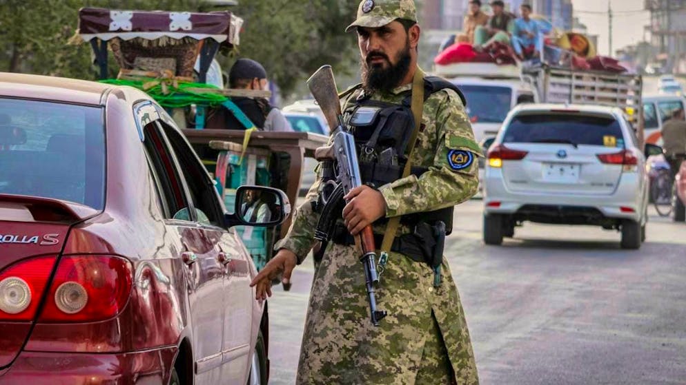 ARCHIVE - A Taliban policeman directs traffic ahead of celebrations marking the fourth anniversary of the US withdrawal from Afghanistan and the beginning of Taliban rule. Photo: Siddiqullah Alizai/AP/dpa