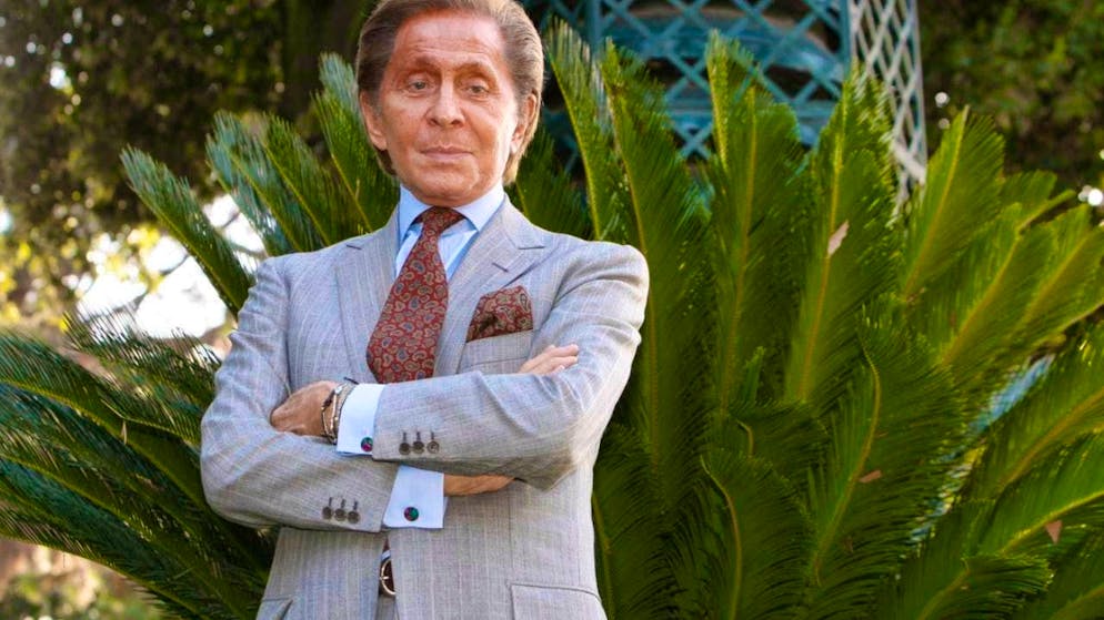 ARCHIVE - Fashion designer Valentino Garavani during a photo call for the presentation of the documentary "Valentino: The Last Emperor" in Rome. Photo: Alessandra Tarantino/AP/dpa