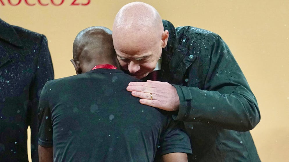 Gianni Infantino, ici avec l’arbitre Jean-Jacques Ndala Ngambo, a condamné les incidents qui ont émaillé la finale de la CAN.