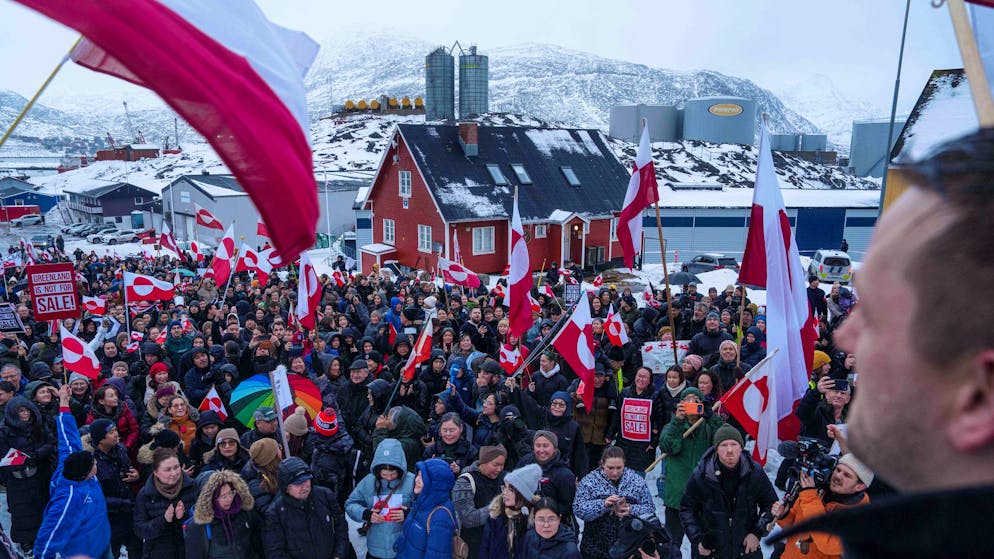 «Wir wollen keine Amerikaner sein»: Am Samstag (17. Januar 2026) sind auf Grönland viele Menschen mit einer klaren Botschaft an US-Präsident Donald Trump auf die Strasse gegangen.
