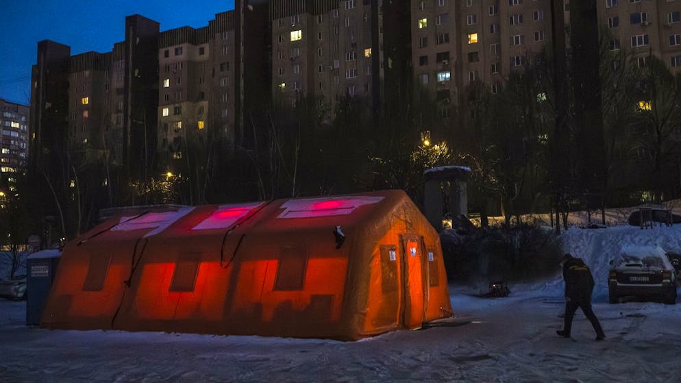 Ein Wärmezelt in Kiew, wo von den Stromausfällen betroffene Einwohner sich aufwärmen, ihre Geräte laden und ein heisses Getränk bekommen können. (17. Januar 2026)