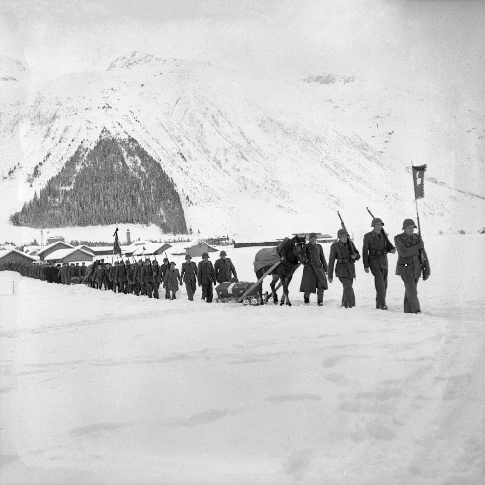 Le 20 janvier 1951, peu avant 14 heures, une avalanche a dévalé jusqu'au cœur du village d'Andermatt, dans le canton d'Uri. Deux maisons ont été emportées par la masse neigeuse, dont l'une abritait trois familles totalisant dix personnes. Au total, 13 personnes ont perdu la vie dans le village. (Archives)
