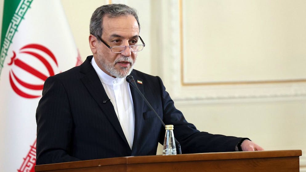 Iran's regime under pressure. Scandal in the making: Iran's foreign minister may appear at WEF +++ Activists report nearly 4000 dead