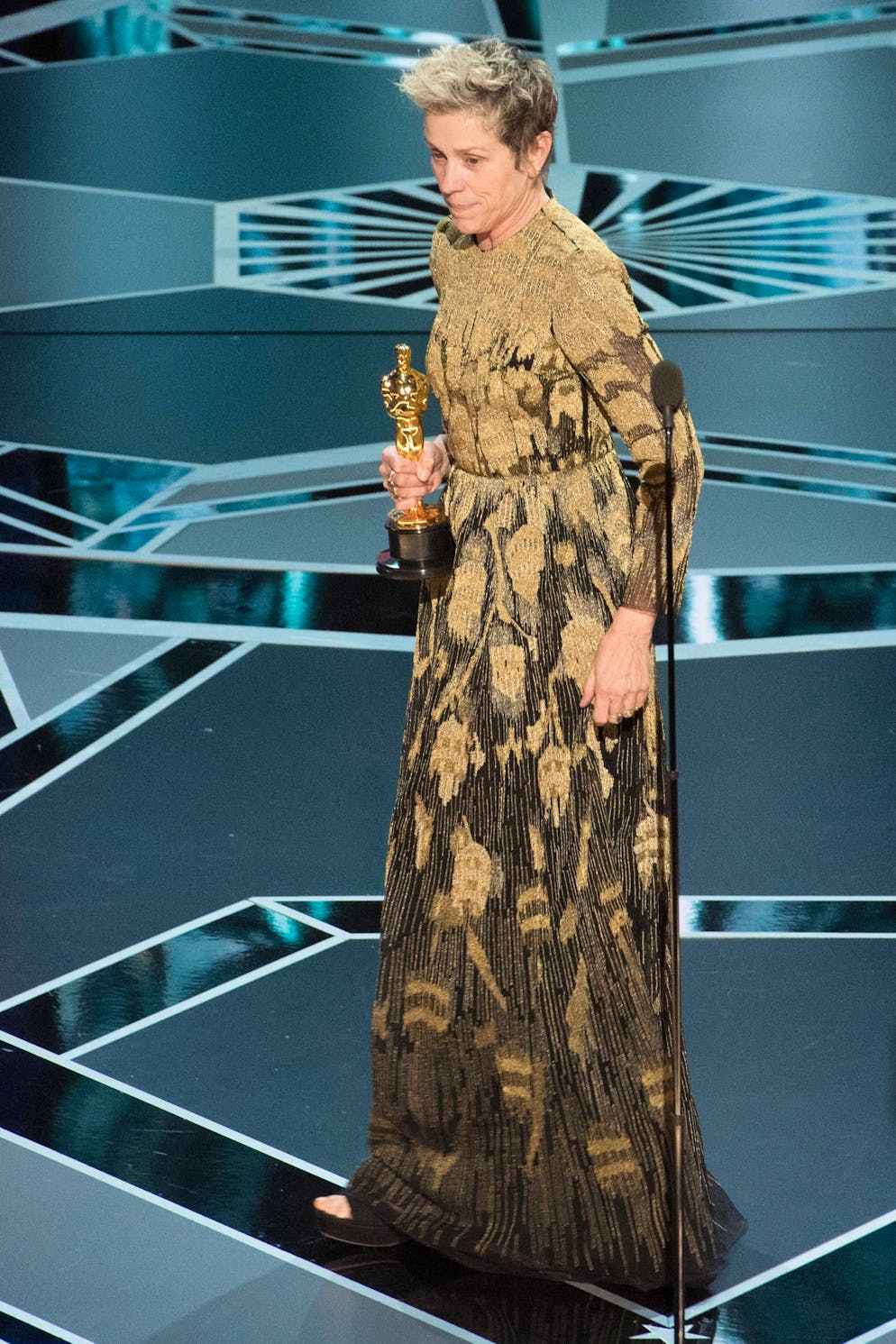 Ecco le 5 attrici più famose che hanno vinto l'Oscar indossando un abito di Valentino. Frances McDormand riceve l'Oscar come migliore attrice protagonista per la sua interpretazione in «Tre manifesti a Ebbing, Missouri», durante la 90ª edizione degli Oscar trasmessa dalla ABC dal Dolby Theatre di Hollywood, California, domenica 4 marzo 2018. Indossa, come ricorda il giornale La repubblica, un Valentino disegnato da Pierpaolo Piccioli di color oro e nero. Vincerà un altro Oscar nel 2021 per Nomadland. Il vestito, sempre firmato Valentino, sarà completamente nero.