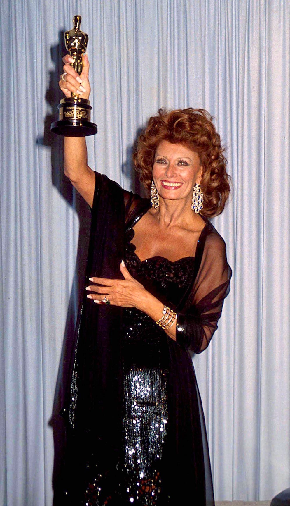 Ecco le 5 attrici più famose che hanno vinto l'Oscar indossando un abito di Valentino. Sophia Loren riceve nel 1991 l'Oscar alla carriera. È la sua seconda statuetta, dopo quella vinta come migliore attrice protagonista per «La Ciociara» nel 1962. L’attrice, come già aveva fatto 29 anni prima, si affida a Valentino, che le propone un abito fatto di paillettes nere scintillanti, con un effetto «vedo-non-vedo» e un velo in seta leggerissima sulle spalle.