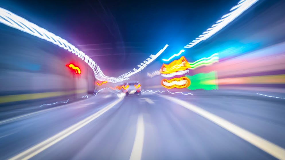 Traffico deviato. Grave incidente nel San Gottardo: auto contro una nicchia, uomo rischia la vita