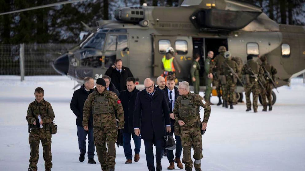 Bundesrat Martin Pfister (Bildmitte) besucht gemeinsam mit dem Chef der Armee, Korpskommandant Benedikt Roos (Dritter von links), begleitet.
