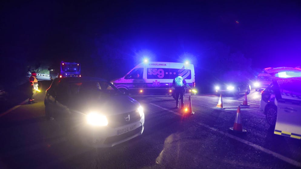 Sanitäter sind im Einsatz an der Unglücksstelle nahe Adamuz. (18. Januar 2026)