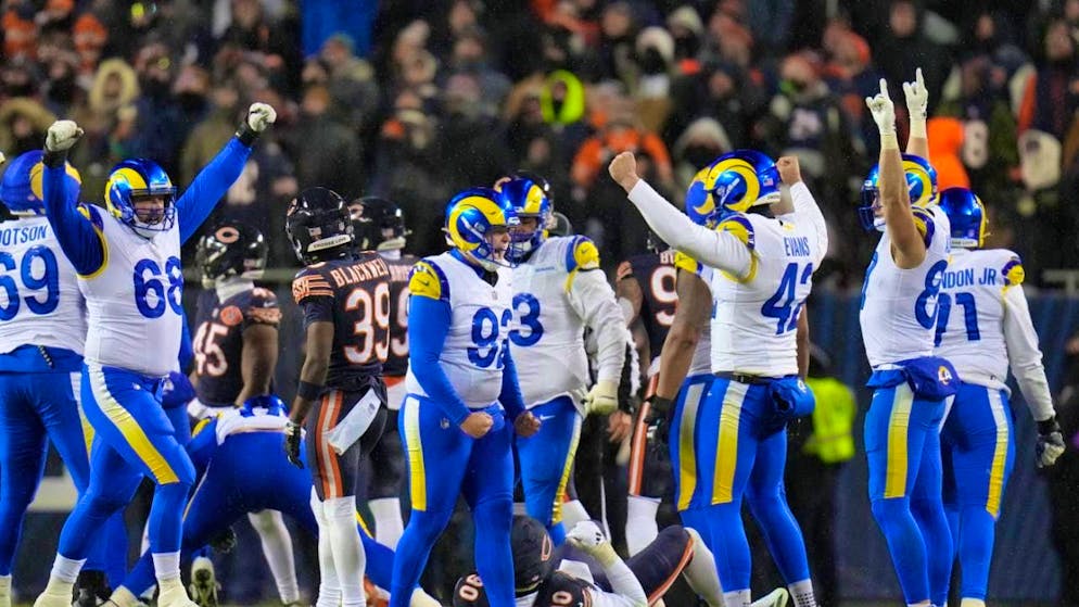 The happy players of the Los Angeles Rams after the victory in the dramatic duel with the Chicago Bears.