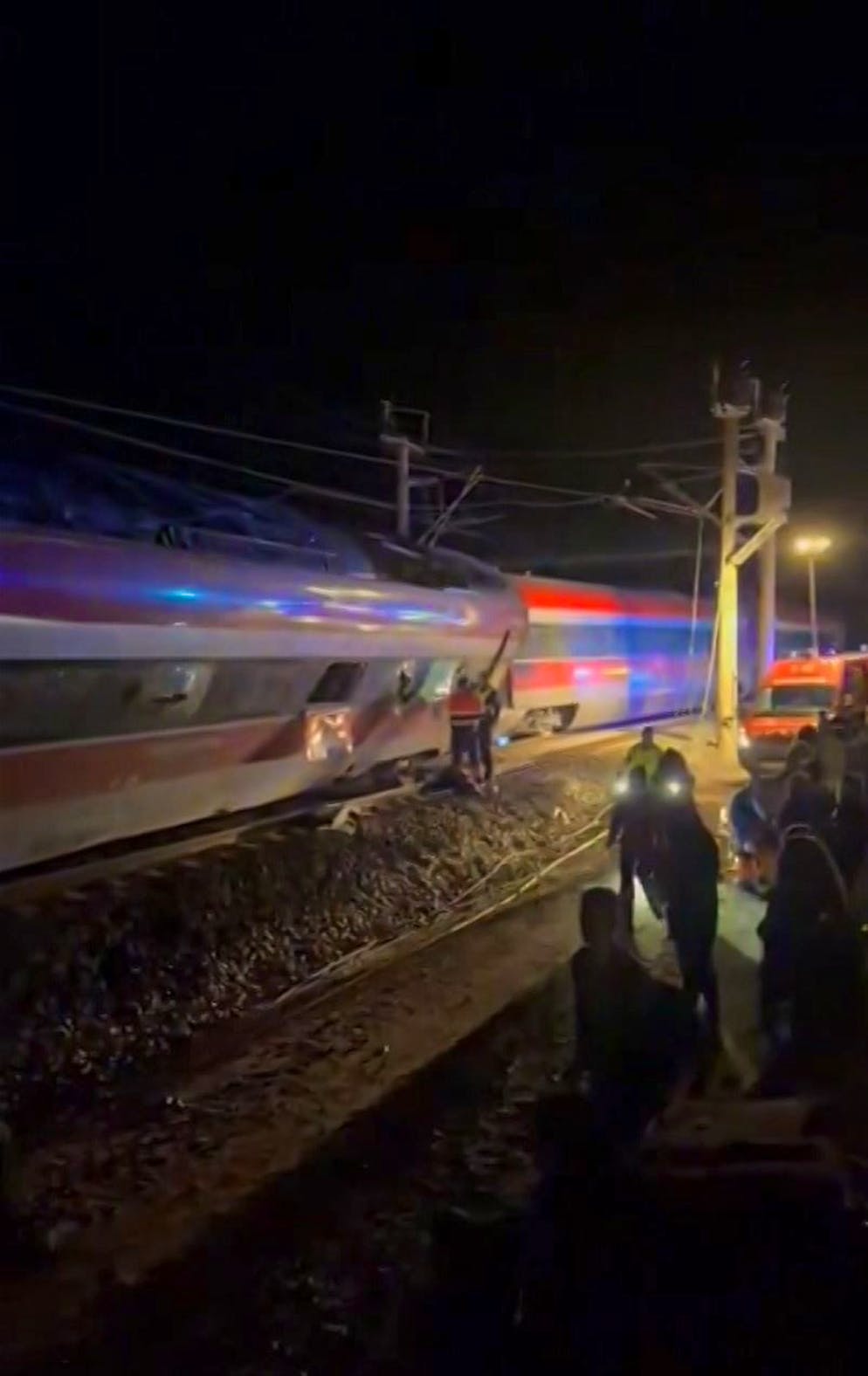 Due treni ad alta velocità deragliano in Spagna. Soccorritori al lavoro sul posto