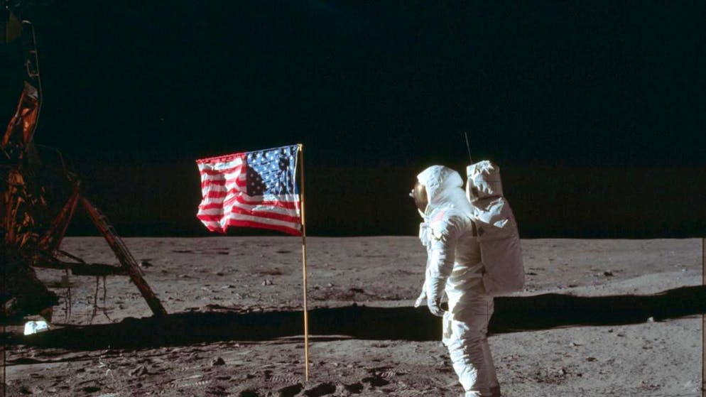 Auf diesem von der Nasa zur Verfügung gestellten Foto vom 20. Juli 1969 posiert Astronaut Buzz Aldrin Jr. neben der US-Flagge auf dem Mond während der Apollo-11-Mission.