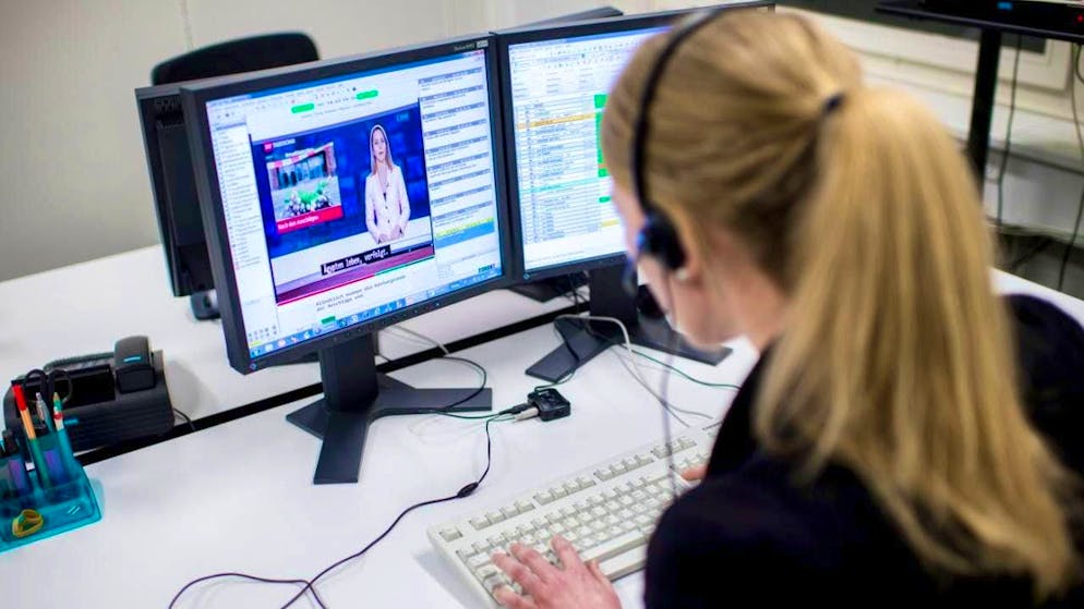 An SRG employee comments on an edition of SRF Tagesschau for the blind and visually impaired. (archive picture)
