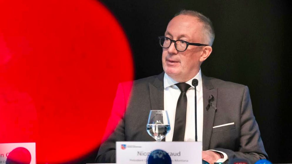 Die Gemeinde Crans-Montana war über mehrere frühere Verstösse hinsichtlich der Brandschutzvorschriften in der Bar "Le Constellation" informiert. (Im Bild: Gemeindepräsident Nicolas Féraud).