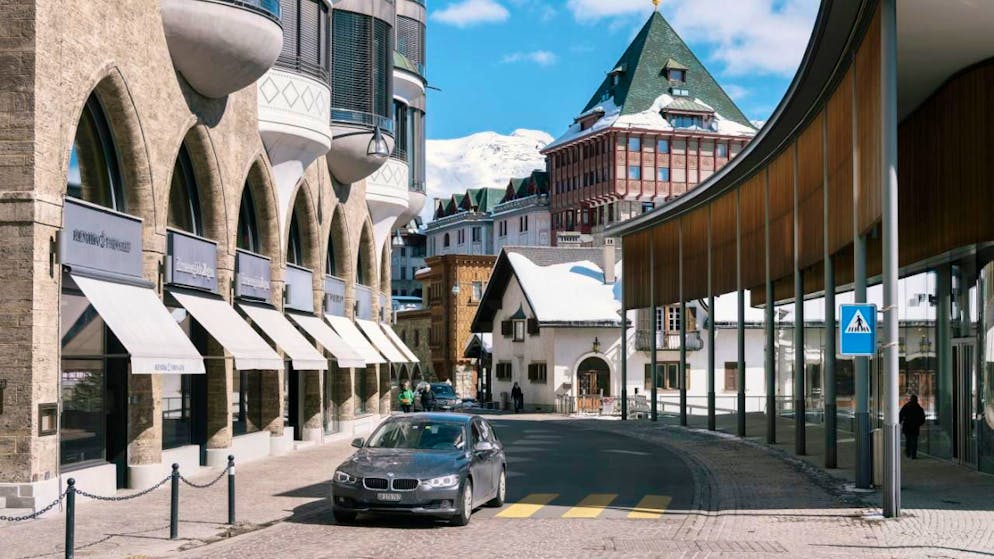 La polizia comunale di St. Moritz ha fermato il presunto ladro di un'automobile lungo la Via Serlas, la via principale che attraversa il paese. (immagine simbolica)