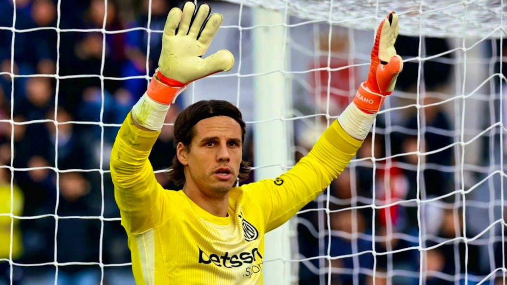 Il portiere dell'Inter Yann Sommer in azione durante la partita Pisa SC vs Inter allo stadio Arena Garibaldi di Pisa, 30 novembre 2025.