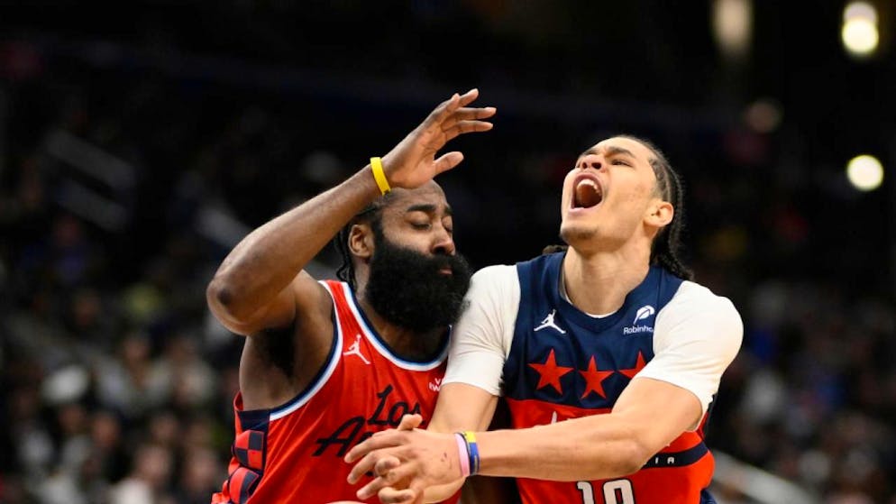 Kyshawn George (rechts) im Duell mit James Harden