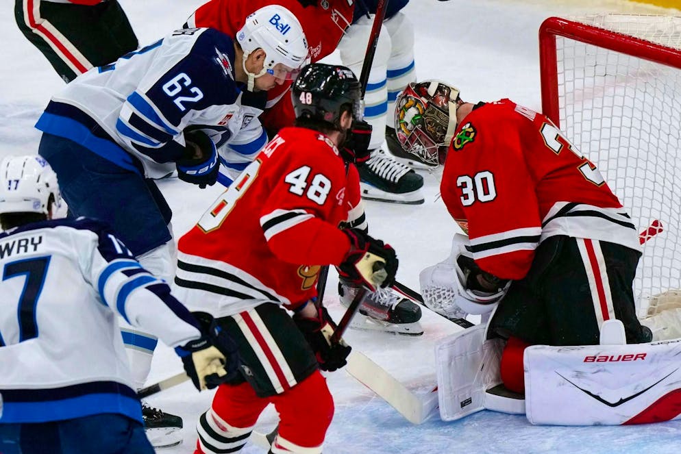Nino Niederreiter can't beat Chicago goalie Spencer Knight.