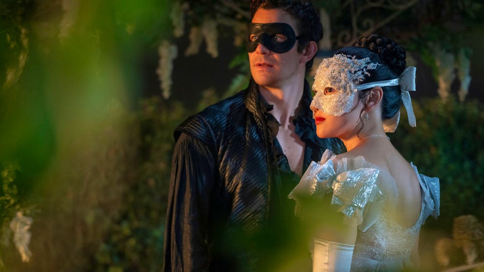 Benedict Bridgerton und Sophie Baek in der ersten Folge der vierten Staffel, die uns auf einen geheimnisvollen Maskenball mitnimmt.