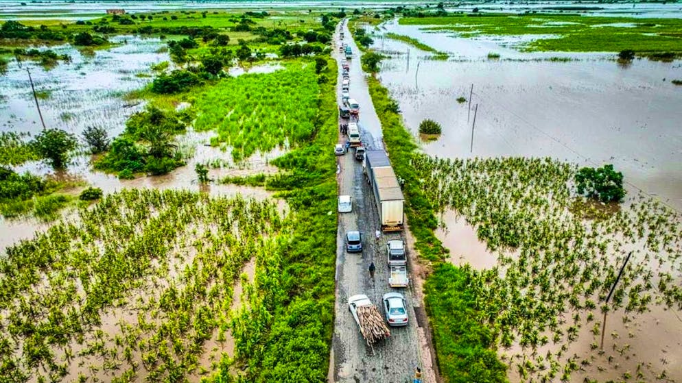 Vehicles line the flood-damaged N1 road in Mozambique (archive photo). Photo: AP/dpa