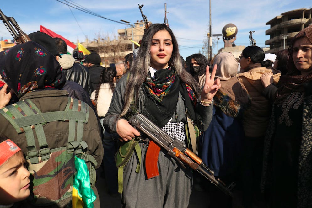 Des civils kurdes se rassemblent armés à Qamishli, dans le nord-est de la Syrie, le 20 janvier 2026, après l’appel des Forces démocratiques syriennes (FDS), à majorité kurde, exhortant les jeunes Kurdes, femmes et hommes, en Syrie et à l’étranger, à rejoindre les rangs de la résistance.