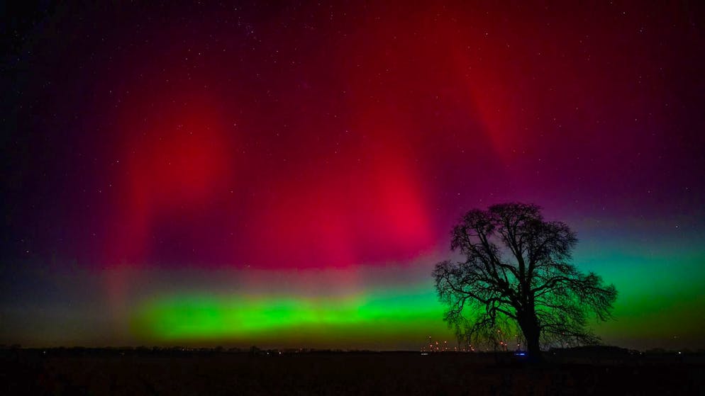 Glowing sky - auroras can be seen over Germany - Gallery. Northern lights shine in the night sky over the landscape in eastern Brandenburg.
