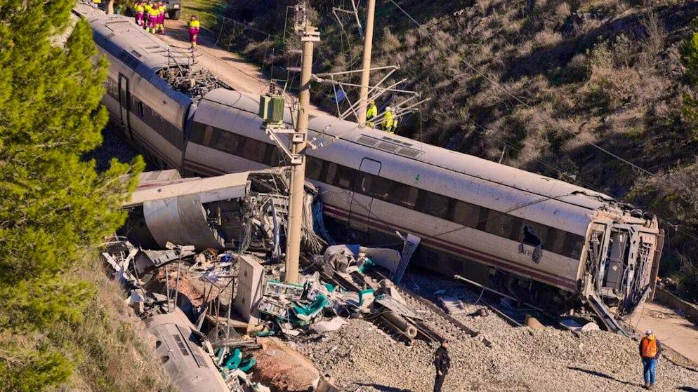 dpatopbilder - Guardia Civil officers collect evidence next to the wreckage of train carriages involved in a collision. On 18.01.2026, two high-speed trains traveling in opposite directions collided and derailed north of Córdoba. Photo: Manu Fernandez/AP/dpa