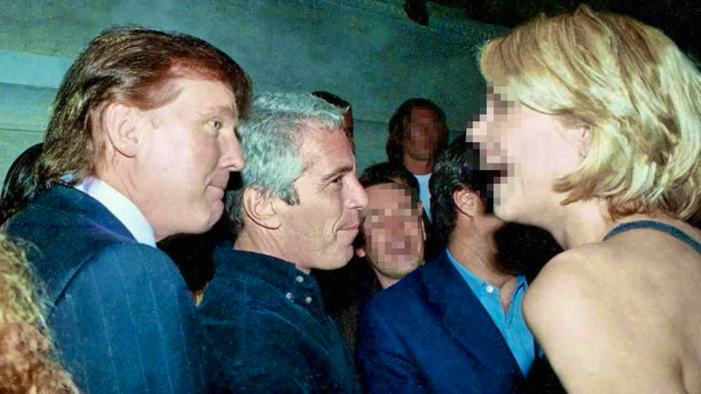 Una foto non datata di Donald Trump e Jeffrey Epstein: lo scandalo è tutt'altro che concluso.