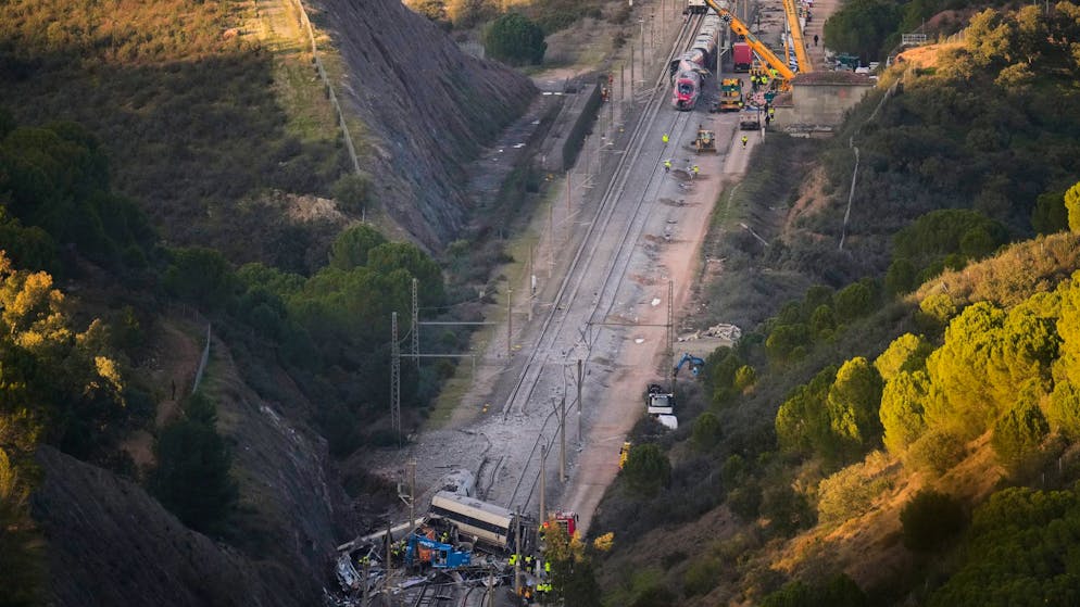 Almeno 42 morti. La Spagna piange i morti dei treni deragliati, bufera sulla rete ferroviaria