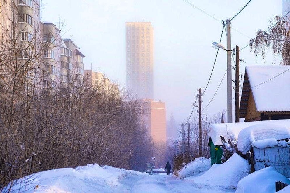 L'«apocalisse di neve» in Russia causa dei morti in Kamchatka. Anche gli abitanti del distretto Oktyabrsky di Novosibirsk stanno soffrendo il freddo.