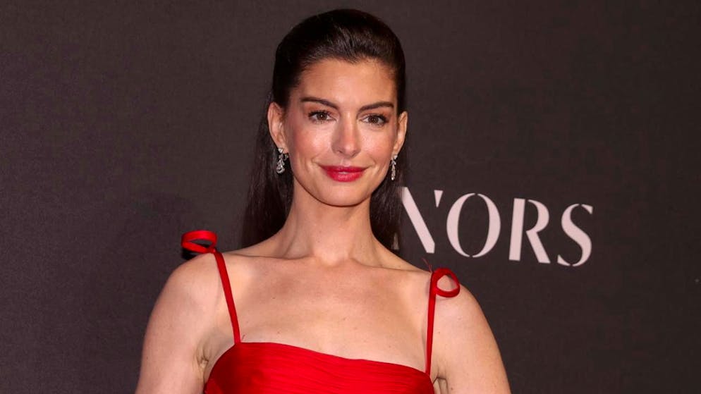 Lutto nella moda. Anne Hathaway ricorda Valentino: «Ha reso il mio mondo più luminoso»
