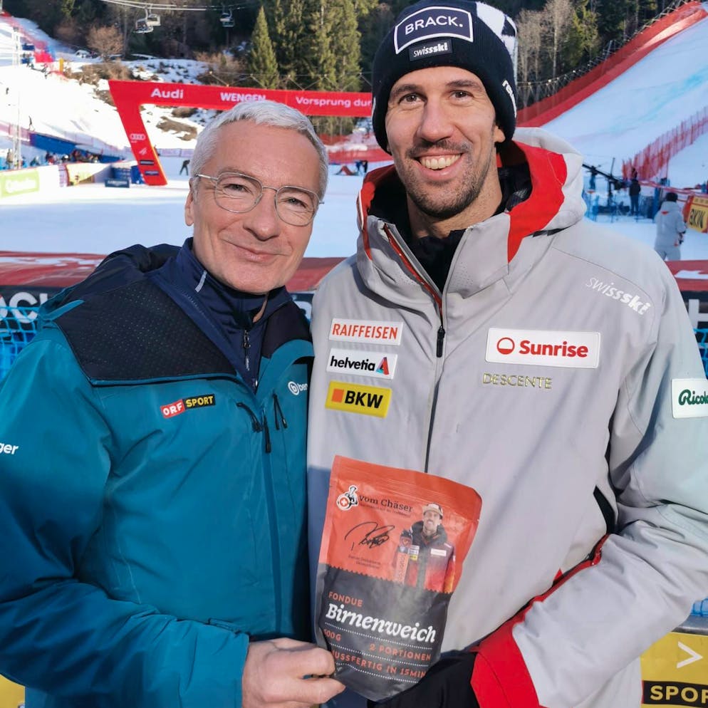 Rainer Pariasek posiert mit Ramon Zenhäusern und dessen Fondue.