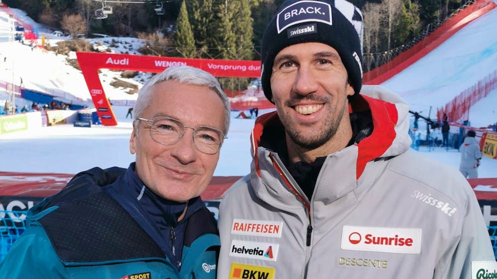 Acht Jahre nach Kult-Interview. Hier überreicht Zenhäusern ORF-Moderator ein Birnenweich-Fondue