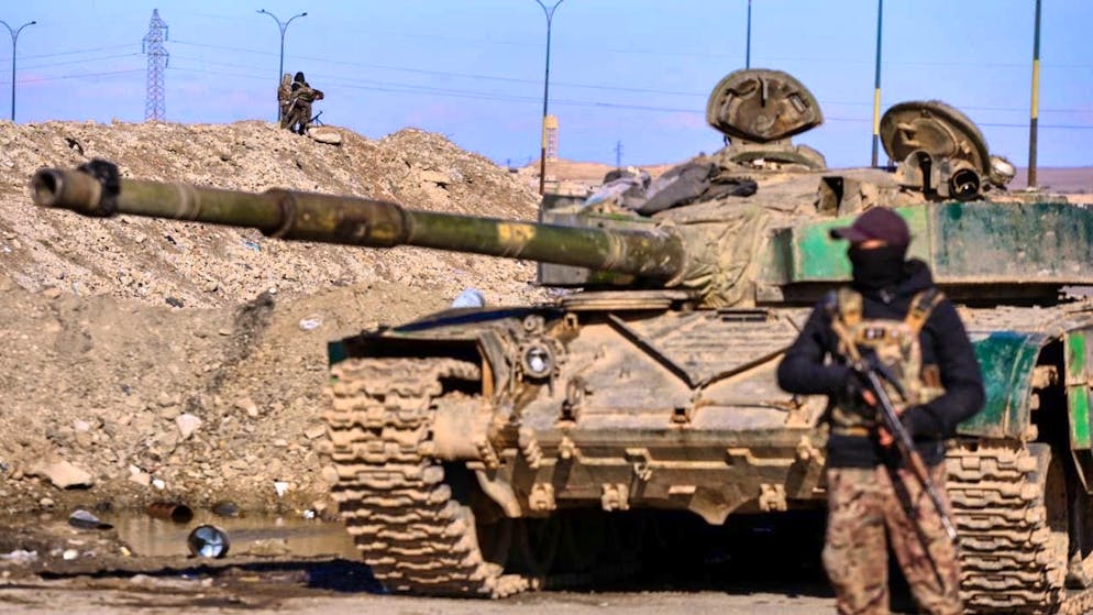 dpatopbilder - Soldiers of the Syrian Democratic Forces (SDF) secure roads with armored military vehicles. Photo: Baderkhan Ahmad/AP/dpa