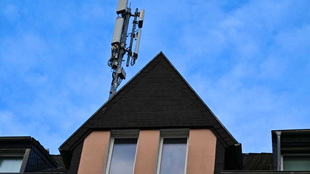 ARCHIV - Ein Mobilfunk-Mast mit Antennen im Funkstandard 5G (quadratisch) und 4G (länglich) ist auf dem Dach eines Wohnhauses montiert. Foto: Wolf von Dewitz/dpa