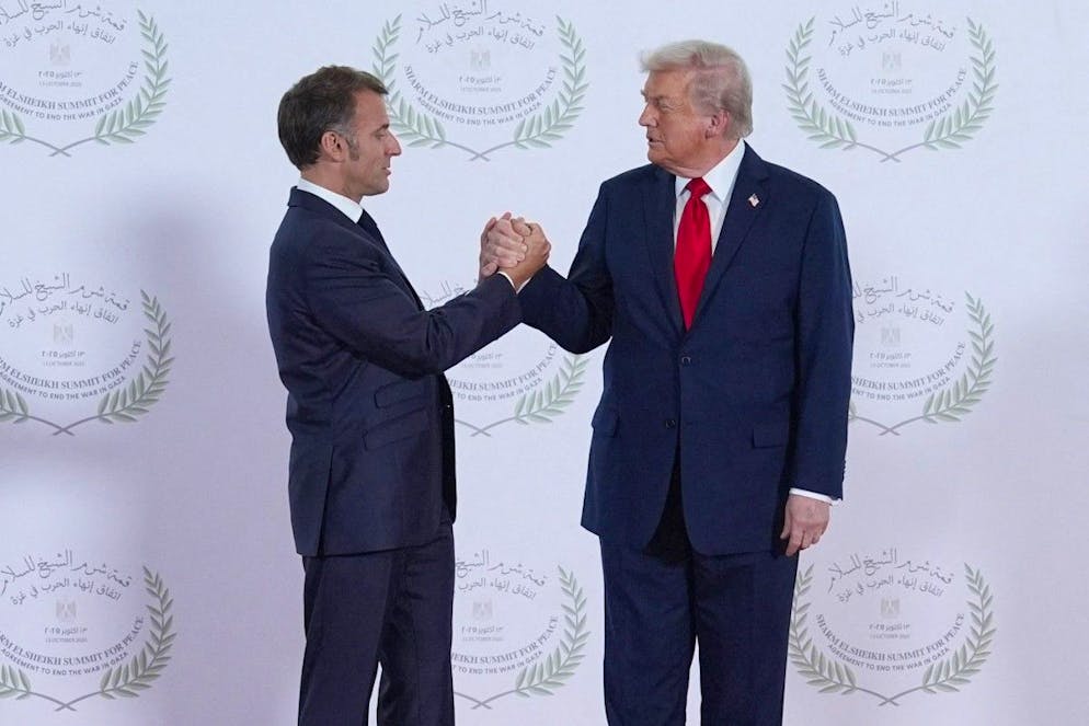 Ll bras de fer s’intensifie. Le président américain Donald Trump salue le président français Emmanuel Macron lors d'un sommet sur Gaza à Charm el-Cheikh, le 13 octobre 2025.