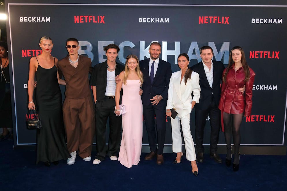 Da war die Welt – wahrscheinlich – noch in Ordnung: Die Beckhams an der Netflix-Premiere zu ihrer Serie. Mia Regan, Romeo Beckham, Cruz Beckham, Harper Beckham, David Beckham, Victoria Beckham, Brooklyn Beckham and Nicola Peltz Beckham in London 2023 (v.l.n.r).