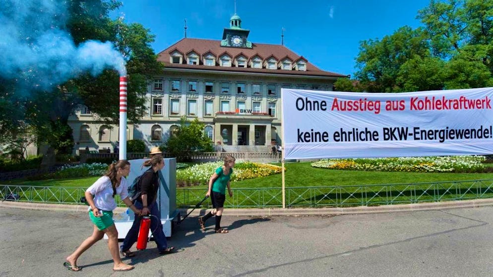 BKW's stake in the German Wilhelmshaven coal-fired power plant has long been disputed - the picture shows a demonstration from 2014