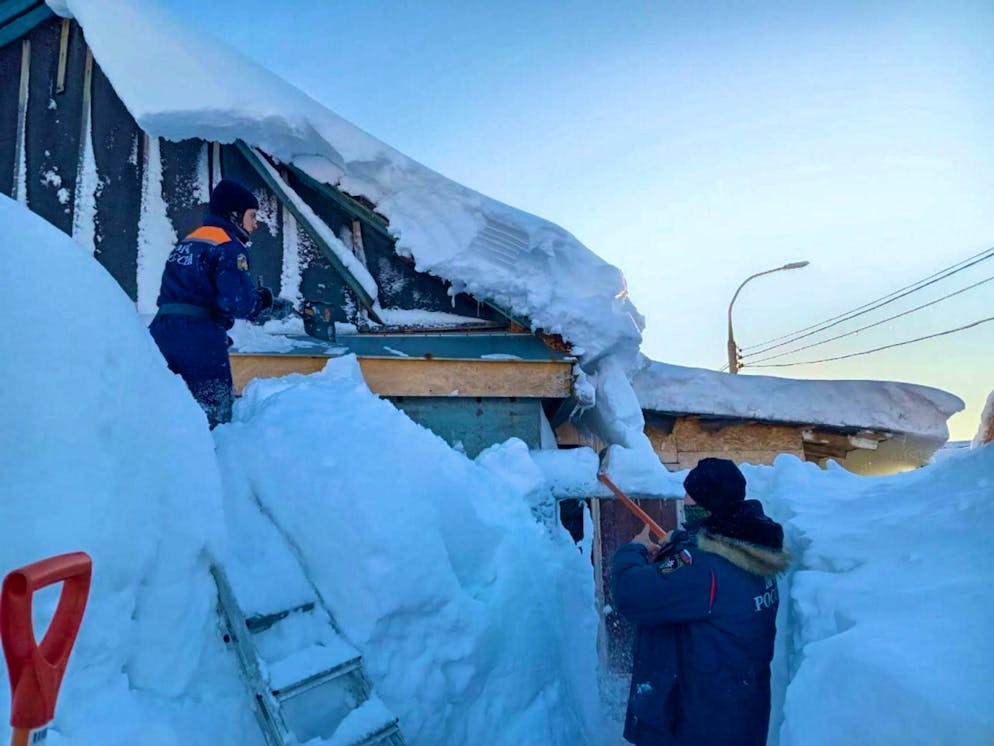 L'«apocalisse di neve» in Russia causa dei morti in Kamchatka. I servizi di emergenza stanno combattendo contro le masse di neve sulla penisola russa di Kamchatka, in Estremo Oriente.