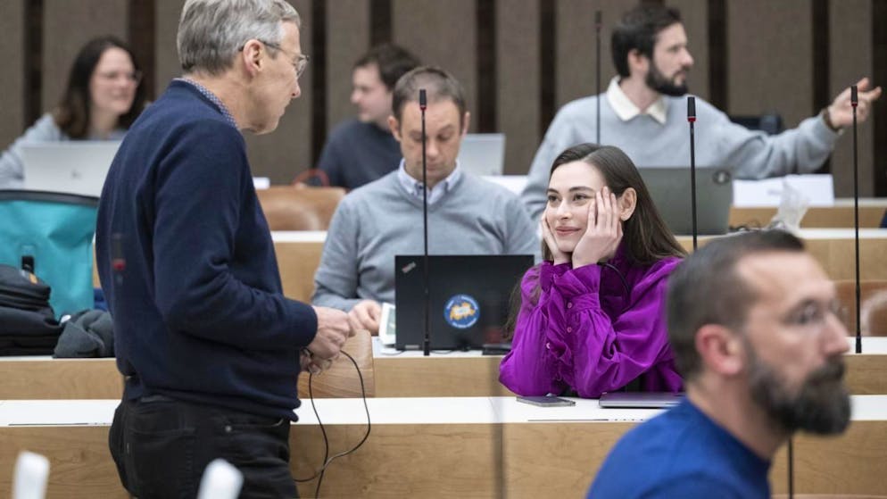 La consigliera comunale Sanija Ameti durante una seduta del legislativo zurighese