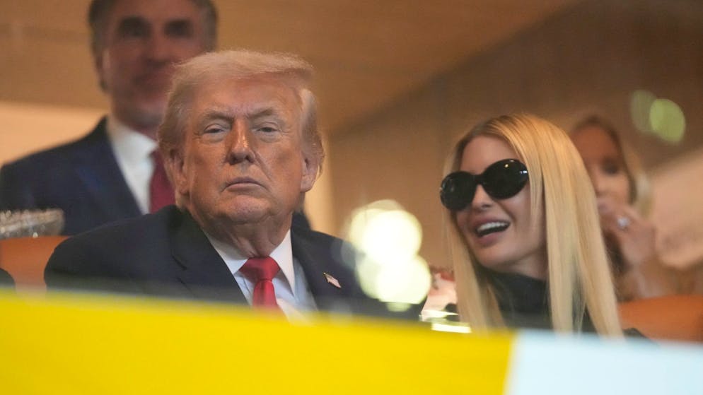 Während Europa an Donald Trump verzweifelt und sich auf seinen Besuch am WEF in Davos vorbereitet, verfolgt der US-Präsident mit seiner Tochter Ivanka Trump (r.) und US-Innenminister Doug Burgum (hinten) ein College- Football-Spiel in Miami. (19. Januar 2026)