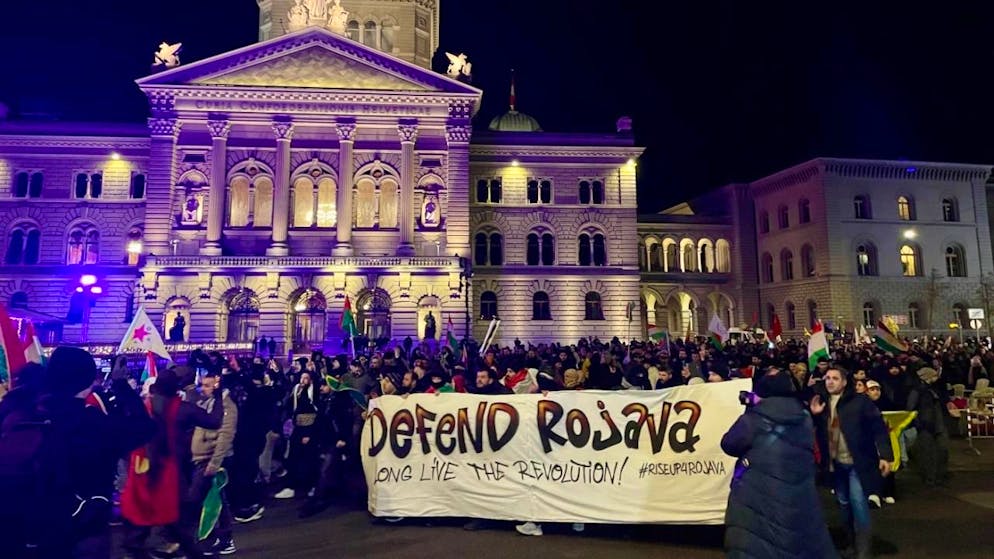 «Free free Rojava». Des centaines de manifestants à Berne contre le gouvernement syrien