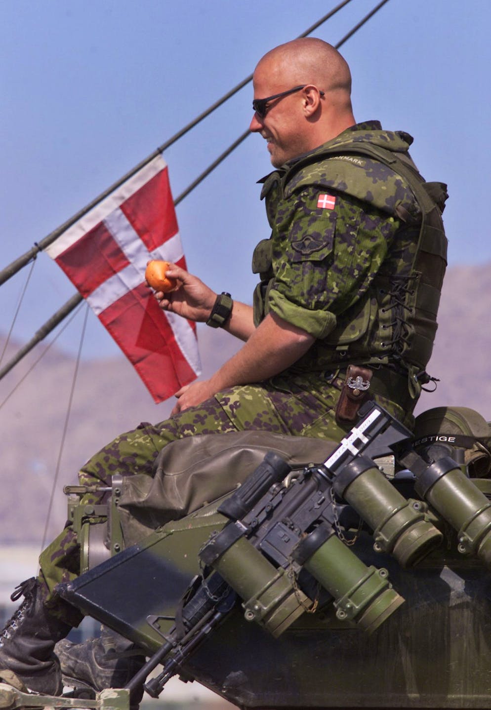 Ein dänischer Soldat 2002 in Kabul: Kopenhagen hat in dem Krieg mit 7,82 Toten pro eine Million Einwohner nur wesenltich weniger Leute verloren als die USA mit 7,96 Toten. Spitzenreiter: GHeorgien mit einem Wert von 8,42.